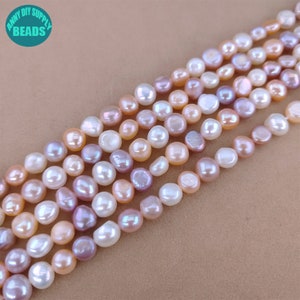 Peut inclure: Un brin de perles d'eau douce de couleur blanche, rose et pêche. Les perles sont rondes et présentent un léger reflet irisé. Les perles sont enfilées sur un fil transparent et sont prêtes à être utilisées pour la fabrication de bijoux.