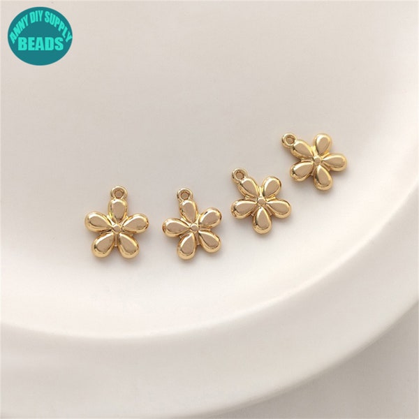 Colgante con dije de flor de latón chapado en oro de 14 k (11 mm)