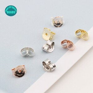 Puede incluir: Surtido de respaldos para pendientes en acabados plateado, dorado y dorado rosa. Los respaldos están diseñados para asegurar los pendientes al lóbulo de la oreja.
