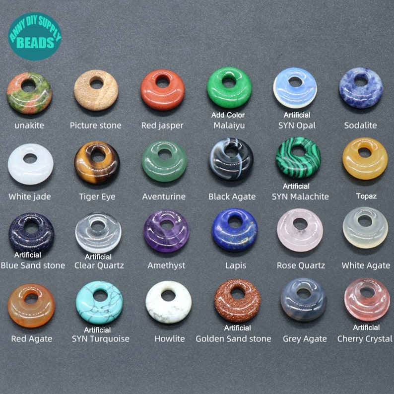 Puede incluir: Surtido de 18 cuentas de piedras preciosas en forma de rosquilla en varios colores, incluyendo jaspe rojo, aventurina, ojo de tigre, &aacute;gata blanca, lapisl&aacute;zuli, cuarzo rosa, howlite y sodalita. Las cuentas est&aacute;n dispuestas en una cuadr&iacute;cula sobre un fondo gris. El texto "ANNI DIY SUPPLY BEADS" est&aacute; en la parte superior de la imagen.