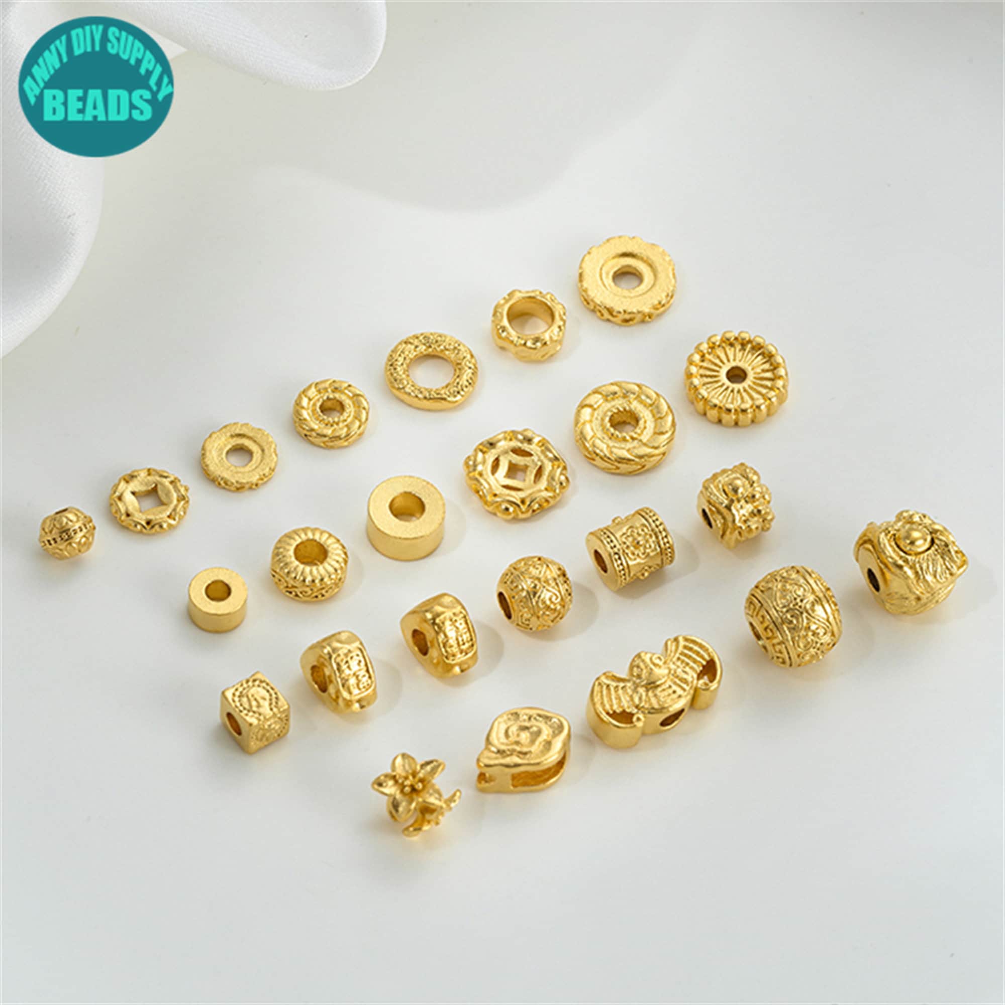 Perline in ottone placcato oro opaco 18K: distanziatori a forma di fiore, a barilotto, cubici - Italia