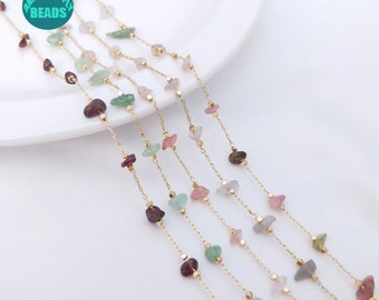 Puede incluir: Seis hebras de cadena de oro con pequeñas piedras preciosas multicolores irregulares. Las piedras preciosas son en tonos de verde, rosa, marrón y rojo.