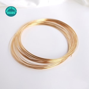 Puede incluir: Un rollo de alambre de color dorado para la elaboraci&oacute;n de joyas. El alambre es de aproximadamente 20 AWG y es perfecto para envolver cuentas o crear piezas de joyer&iacute;a delicadas.