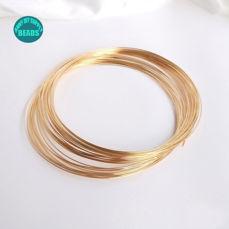 Puede incluir: Un rollo de alambre de color dorado para la elaboraci&oacute;n de joyas. El alambre es de aproximadamente 20 AWG y es perfecto para envolver cuentas o crear piezas de joyer&iacute;a delicadas.
