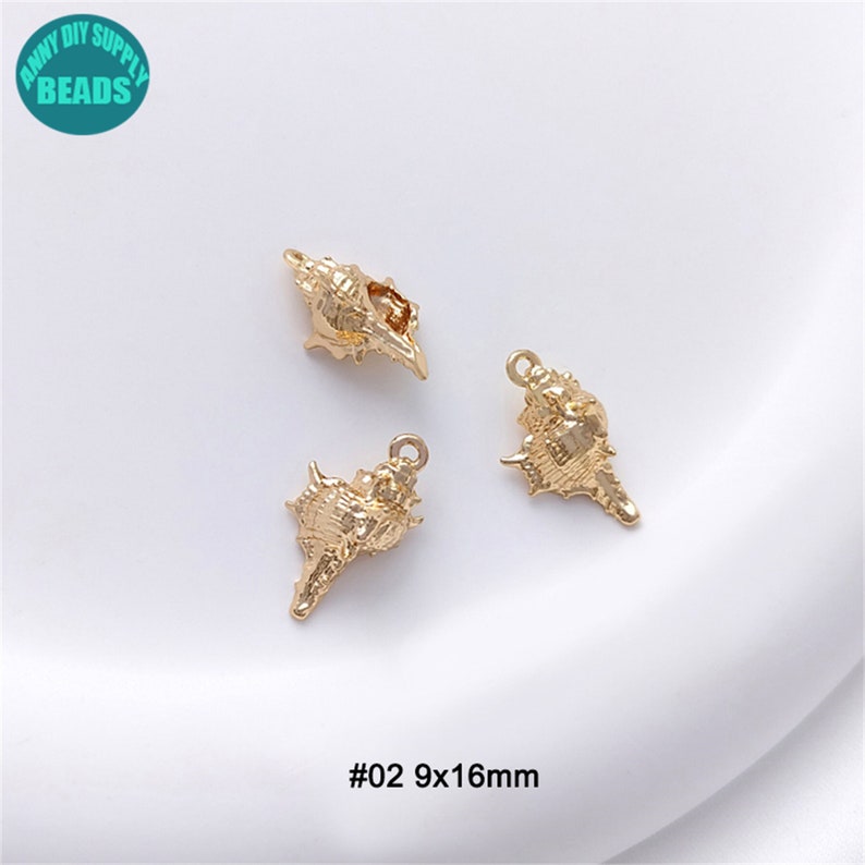 Puede incluir: Tres abalorios de concha de mar de color dorado, cada uno con un dise&ntilde;o diferente. Los abalorios miden aproximadamente 9 mm por 16 mm. #02 9x16mm est&aacute; impreso debajo de los abalorios.