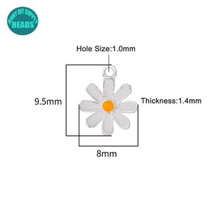 K&ouml;nnte beinhalten: Ein g&auml;nsebl&uuml;mchenf&ouml;rmiger Anh&auml;nger mit wei&szlig;en Bl&uuml;tenbl&auml;ttern, einem orangefarbenen Zentrum und einer silberfarbenen Umrandung. Der Anh&auml;nger ist 9,5 mm lang, 8 mm breit und 1,4 mm dick, mit einem Loch von 1,0 mm. Der Anh&auml;nger ist von Anny DIY Supply Beads.
