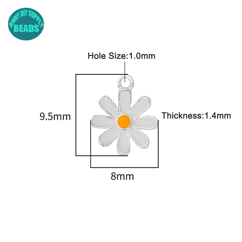 K&ouml;nnte beinhalten: Ein g&auml;nsebl&uuml;mchenf&ouml;rmiger Anh&auml;nger mit wei&szlig;en Bl&uuml;tenbl&auml;ttern, einem orangefarbenen Zentrum und einer silberfarbenen Umrandung. Der Anh&auml;nger ist 9,5 mm lang, 8 mm breit und 1,4 mm dick, mit einem Loch von 1,0 mm. Der Anh&auml;nger ist von Anny DIY Supply Beads.