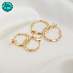 Puede incluir: Tres pendientes de aro de oro. Los pendientes son simples y elegantes, con un acabado liso.