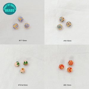 K&ouml;nnte beinhalten: Vier S&auml;tze dekorativer Glasperlen mit komplizierten Mustern. Die Perlen haben einen Durchmesser von 10 mm und sind in den Farben Blau, Gr&uuml;n, Rosa und Rot erh&auml;ltlich. Die Perlen sind perfekt f&uuml;r die Schmuckherstellung, Basteln und die Dekoration des Hauses.
