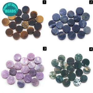 K&ouml;nnte beinhalten: Sortiment von 20 mm runden Edelstein-Cabochons. Die Steine sind in vier Farben: Tigerauge, Blau, Lavendel und Gr&uuml;n. Die Steine sind glatt und poliert.
