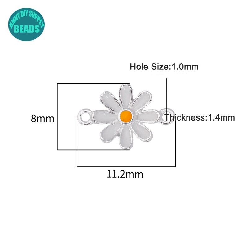 K&ouml;nnte beinhalten: Wei&szlig;er, margeritenf&ouml;rmiger Anh&auml;nger mit orangefarbenem Zentrum und silberfarbenen R&auml;ndern. Der Anh&auml;nger ist 11,2 mm lang, 8 mm breit und 1,4 mm dick, mit einem Loch von 1,0 mm. Der Anh&auml;nger ist f&uuml;r DIY-Zubeh&ouml;r-Perlen.