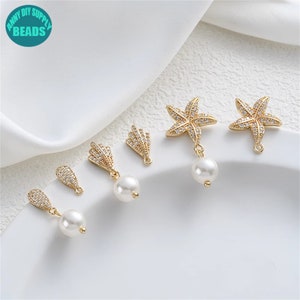 Puede incluir: Un conjunto de seis colgantes de pendientes de tono dorado con detalles de cristal transparente. Los colgantes incluyen una estrella de mar, una concha y una forma de lágrima. Cada colgante está unido a una gota de perla.