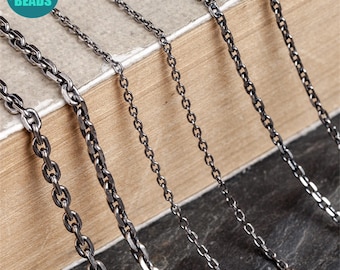 Puede incluir: Primer plano de varios collares de cadena plateados con diferentes diseños de eslabones. Las cadenas se muestran sobre un fondo neutro, mostrando su textura y detalles. La imagen incluye un logotipo que dice "ANNY DIY SUPPLY BEADS".