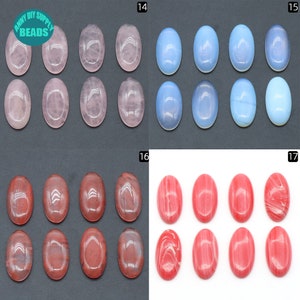 Pu&ograve; includere: Assortimento di 18 pietre preziose ovali a cabochon in tre colori: rosa, blu e rosso. Le pietre sono disposte in file di sei, con ogni fila che rappresenta un colore diverso.