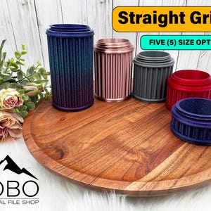 Op de afbeelding: Een verzameling van vijf cilindrische handgrepen in verschillende kleuren, waaronder blauw, roze, grijs en rood, op een houten dienblad. De tekst "Straight Grips" en "FIVE (5) SIZE OPTIONS!" zijn zichtbaar.