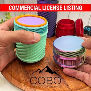 Puede incluir: Primer plano de dos recipientes cilíndricos coloridos con tapas. Uno es verde menta con la parte superior morada y ribete naranja, el otro es iridiscente con la parte superior azul claro. Los recipientes se sostienen sobre una bandeja de madera. El texto superior dice "COMMERCIAL LICENSE LISTING".