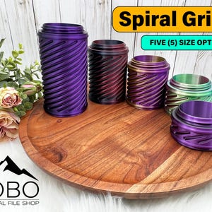 Op de afbeelding: Een verzameling van vijf spiraalvormige handgrepen in verschillende kleuren, waaronder paars, zwart en groen, gepresenteerd op een houten dienblad. De tekst "Spiral Grips" en "FIVE (5) SIZE OPTIONS!" zijn zichtbaar.
