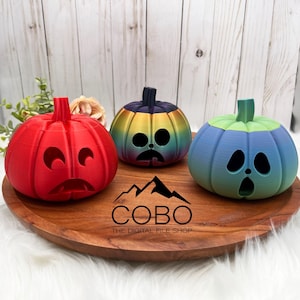 Puede incluir: Tres portavelas de calabaza con temática de Halloween. Las calabazas son rojas, azules e iridiscentes con un degradado arcoíris. Las calabazas están sobre una bandeja de madera con el texto "COBO THE DIGITAL FILE SHOP".