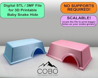 Könnte beinhalten: 3D-gedrucktes Baby-Schlangenversteck in Hellblau und Rosa. Das Versteck hat eine rechteckige Oberseite mit einer bogenförmigen Öffnung. Der Text auf dem Bild lautet "Digital STL / 3MF File for 3D Printable Baby Snake Hide" und "No Supports Required!" und "Scalable!"