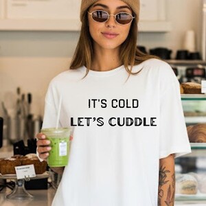 Camiseta "Hace frío, abrazos" / Camiseta acogedora con frase invernal