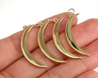 Puede incluir: Cuatro abalorios de media luna de color dorado con textura martillada. Cada abalorio tiene un pequeño bucle en la parte superior para sujetarlo a joyas.