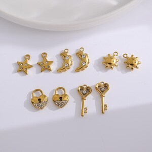 10個入り、ダイヤモンド型太陽/星/月/ハート型ロック/キーペンダントチャーム、金メッキステンレススチールアクセサリー、かわいいジュエリー製作用品