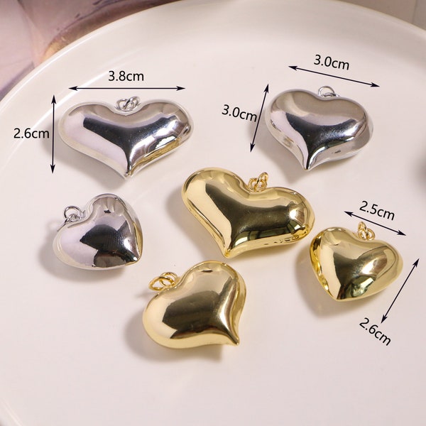 10 STÜCKE, Gold überzogene Herzanhänger, Gold-Hauch-Herzanhänger, silberne Herzanhänger, glatte Herzanhänger für Schmuckherstellung Lieferungen.
