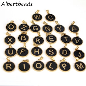 26PCS, colgante de concha de letra, amuleto de letra redonda, amuleto del alfabeto, amuletos iniciales de 26 letras de acero inoxidable de color dorado, carta de nácar