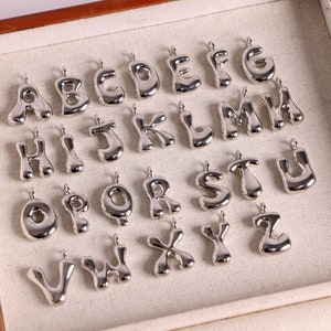10-26 piezas, colgante de letra del alfabeto inicial chapado en oro pulido de 18 quilates, dijes de nombre personalizados para collar, fabricación de joyas, 23 mm