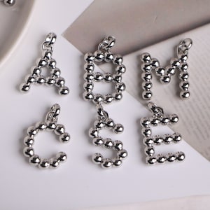 10-26 piezas, colgante de letras del alfabeto bañado en plata, elegante colgante de cuentas redondas de moda, accesorios de joyería para collar, 30 mm