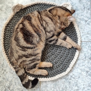 Chunky knit wool cat bed, cat mat. Cat wool rug. Gift for cat or dog. Cat lover gift. Pet bed. Crafted rug mat for cats to lounge and play.