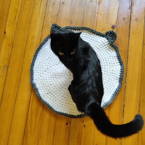 Chunky knit wool cat bed, cat mat. Cat wool rug. Gift for cat or dog. Cat lover gift. Pet bed. Crafted rug mat for cats to lounge and play.