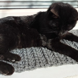 Cat bed for a window. Cat mat for windowsill. Cat mat for a window. Wool cat bed. Chunky knit cat bed. Cat lover gift. Cat furniture.