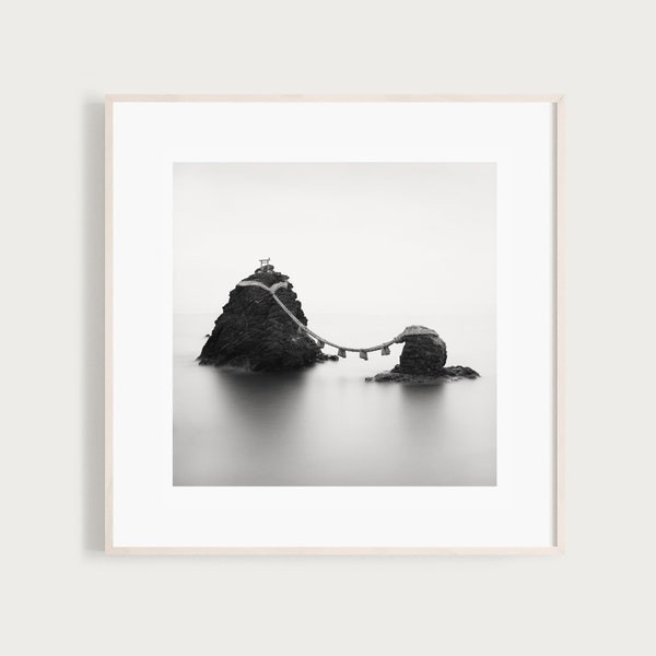 Fotografía en blanco y negro de bellas artes / Meoto Iwa the Wedded Rocks / Impresión de arte japonés / Paisaje marino / Impresión fotográfica / Arte japonés