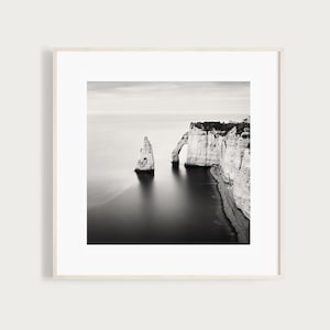 Étretat Art Print / Fotografía en blanco y negro de bellas artes / Decoración de la pared francesa / Arte de Francia / Fotografía de viajes / Fotografía costera de Francia