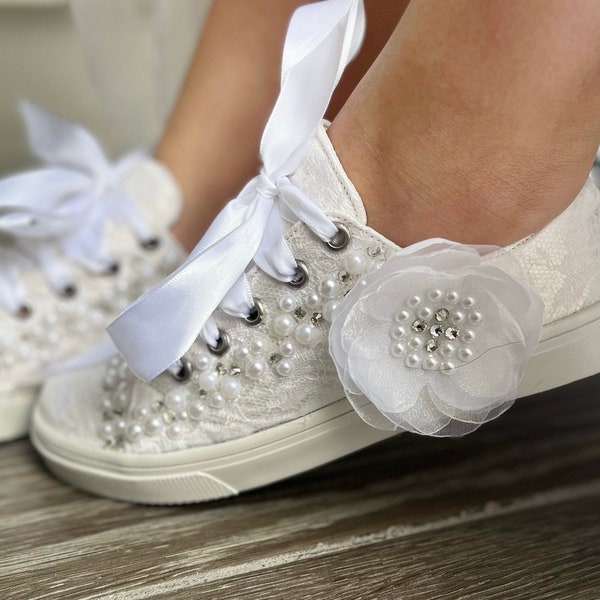 lace first communion shoes for girls, ivory sneakers for flower girls wedding, bridal pumps for bride, wedding shoes with pearls
