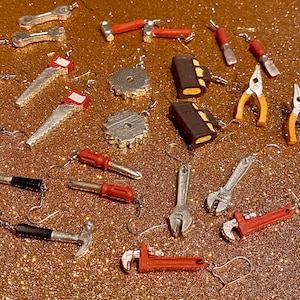 ツールボックス: ホーム改善ツール イヤリング、ハンマー、ドリル、のこぎり、のみ、ドライバー、風変わりなイヤリング