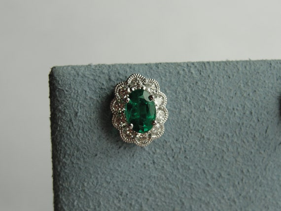 STUNNING 14k white gold emerald and diamond halo … - image 4