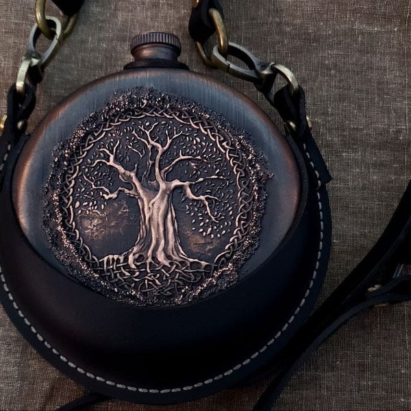 Yggdrasil Whisky Flachmann in Ledertasche für Kenner der nordischen Mythologie