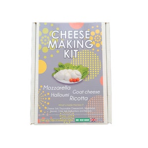 Puede incluir: Un kit para hacer queso en una caja blanca. El kit incluye ingredientes e instrucciones para hacer mozzarella, halloumi, queso de cabra y ricotta. La caja presenta el texto "CHEESE MAKING KIT" y un gráfico de queso y tomates.