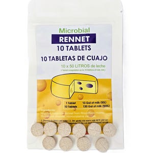Puede incluir: Un paquete de tabletas de cuajo microbiano. La etiqueta dice "10 TABLETS" y "10 TABLETAS DE CUAJO". El paquete también muestra un diagrama de una rueda de queso. Diez tabletas pequeñas, redondas y beige son visibles frente al paquete.