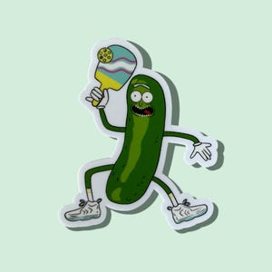 Può includere: Un adesivo fustellato con un personaggio di cartone animato a forma di cetriolo che gioca a pickleball. Il cetriolo verde, con contorni bianchi, indossa scarpe da ginnastica e tiene in mano una racchetta con dettagli blu, gialli e verdi. Il personaggio ha un ampio sorriso eccitato.