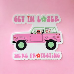 Get in Loser We're Protesting-vinylsticker | 100% van de winst gedoneerd | Gemene meiden