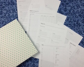 Puede incluir: Un conjunto de páginas de planificador imprimibles con un cuaderno de lunares. Las páginas incluyen un calendario mensual, un calendario semanal, un rastreador diario y un registro diario.