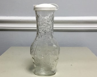 Frasco de vidrio Good Seasons con tapa agitadora que se abre. Dice Good Seasons en la parte inferior y superior. Hermosas vides texturizadas con letras W y V en el vidrio.