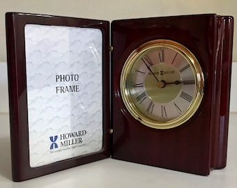 Regalo reloj de mesa de madera y marco de fotos de. Howard Miller The Worlds Leading Clock Company Reloj de mesa con apertura y cierre Modelo: 645 497