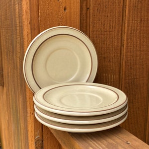 Ensemble de 4 soucoupes vintage des années 1970 6,5 pouces - Village Design par Pfaltzgraff - Assiettes en grès jaunes / beiges et marron