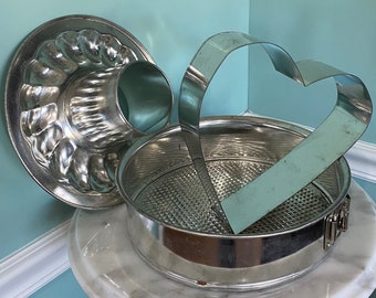 Vintage French Fluted Springform Bundt Cake Pan Mold Pan French Country chic Collectable Kitchen Decor