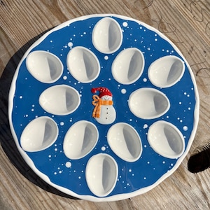 Plato para huevos rellenos "Días de nieve" de St. Nicholas Square con muñeco de nieve. Bandeja para huevos rellenos. Plato navideño para huevos rellenos. Plato para huevos rellenos con capacidad para 12 unidades. Cerámica.