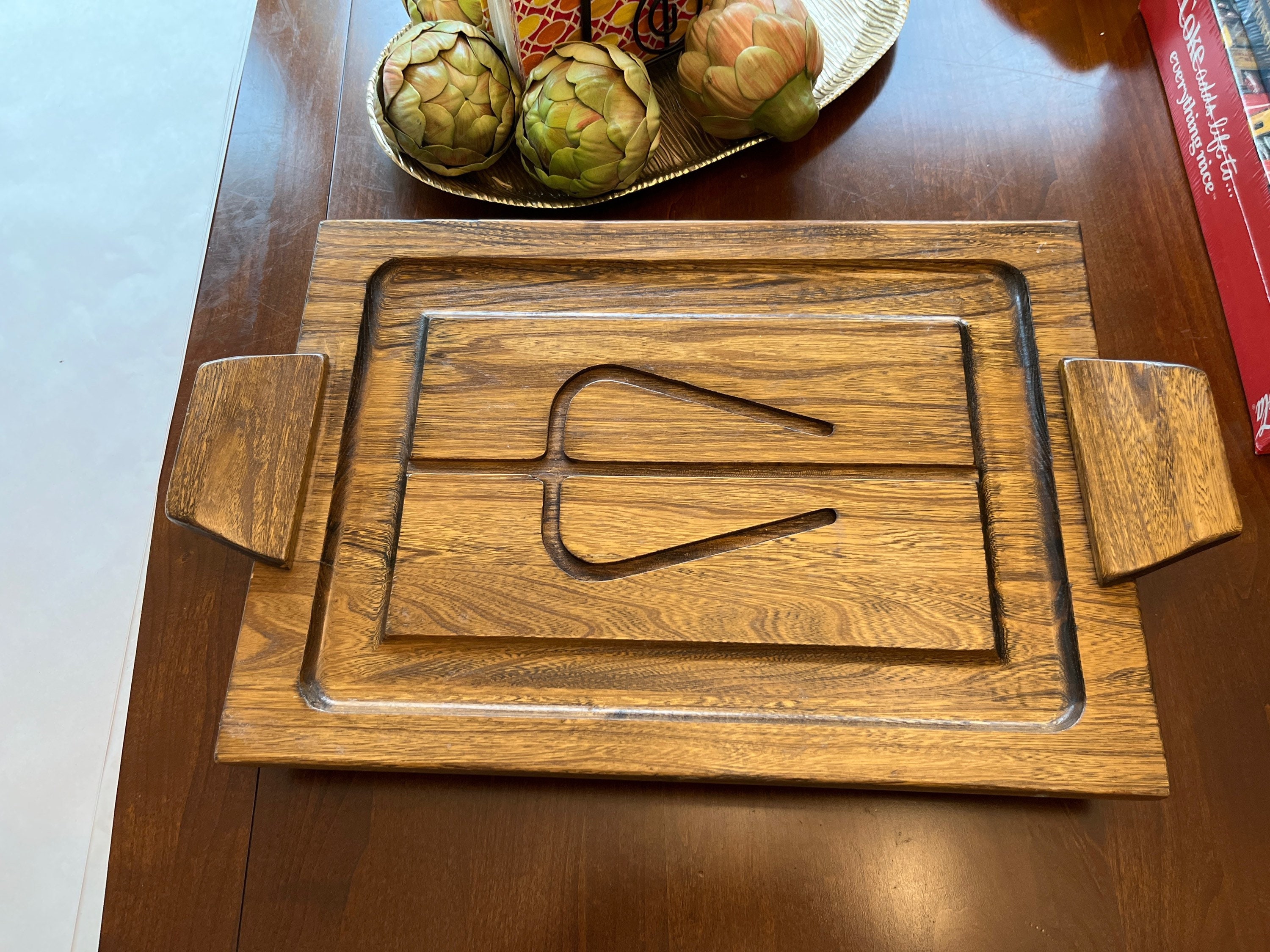 Cutting Board Footed Wooden Cutting Board W/ Handles Tri Spear Carved in  Middle Wooden Carving Board W/ Handles Great for Holiday or Sports 